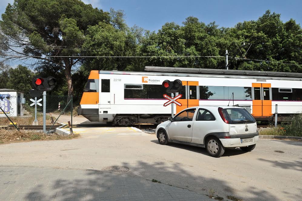 Un tren a un pas a nivell de la Garriga