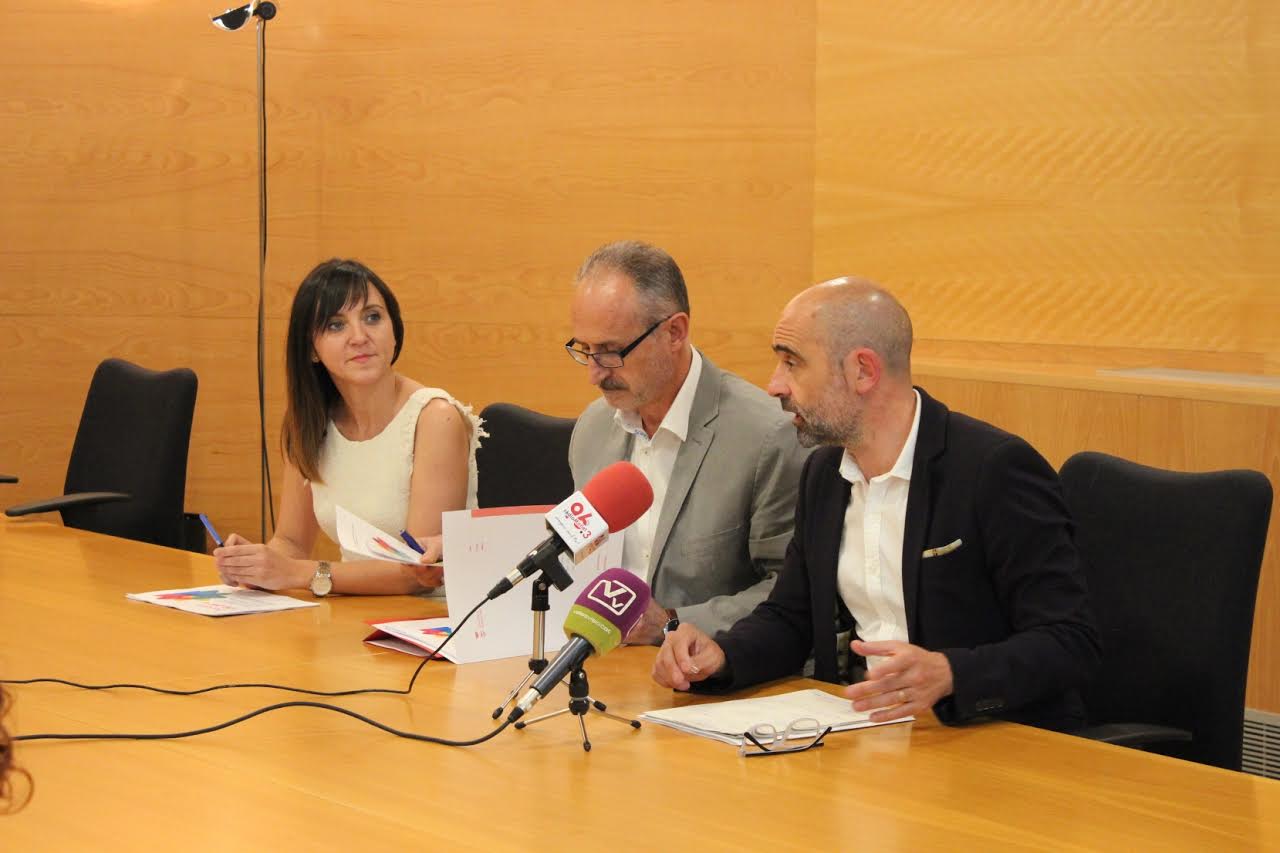 L'alcalde Josep Monràs al centre, amb els regidors Mireia Dionisio i Josep Ramon Bertolín en la presentació del projecte de participació ciutadana