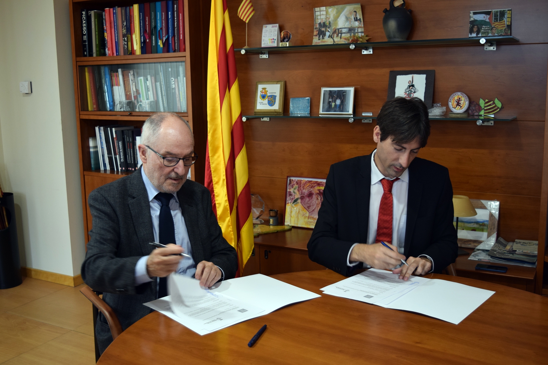 Rafael Ribó i Jordi Solé durant la signatura del conveni