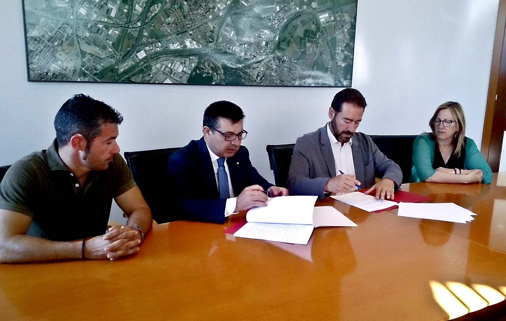 La signatura del conveni entre Ajuntament i Consell Comarcal