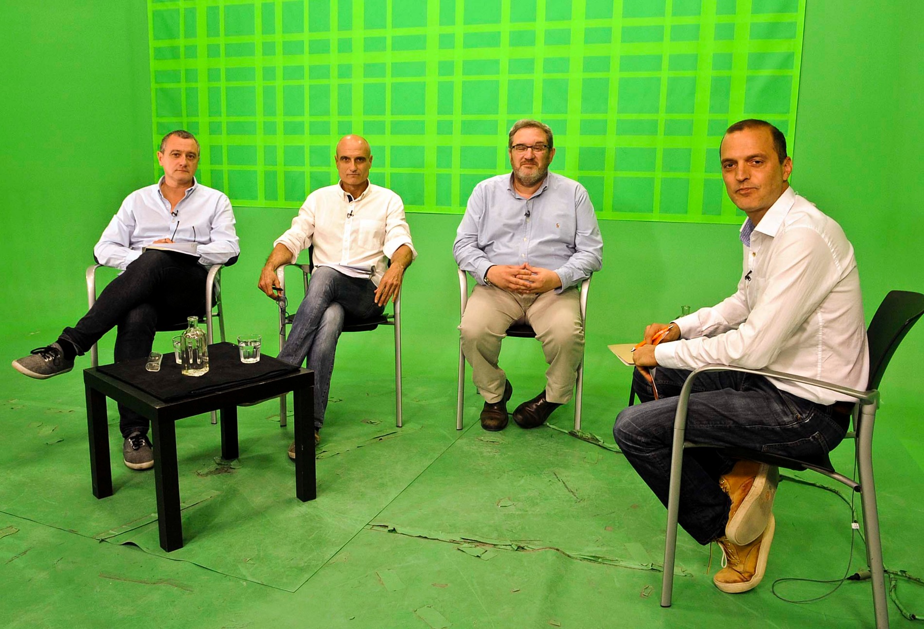 D'esquerra a dreta, Josep M. Mas, Josep Lluís Yeste, Eduard Escandell i Miki Güell, al plató de VOTV, instants abans de començar el debat