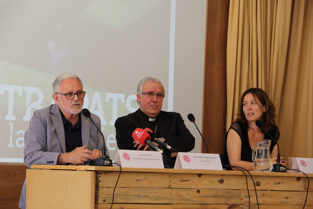 El director de Càritas de Terrassa, Salvador Obiols, el bisbe, Josep Àngel Saiz Menseses i la responsalble d'Acció Social, Cora Mazo
