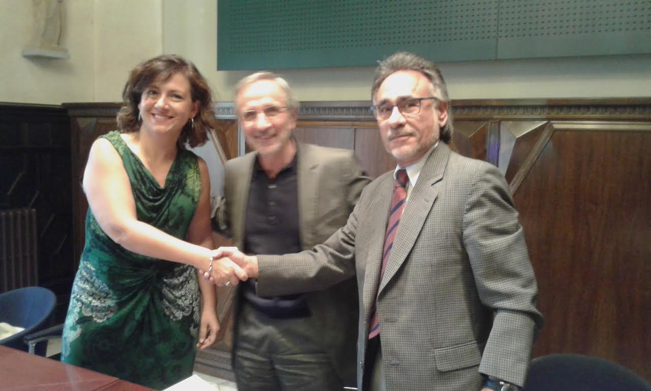La regidora Andrea Canelo, l'alcalde Josep Mayoral i el president de Pimec Comerç a la comarca, Carles Gironès, després de firmar el conveni