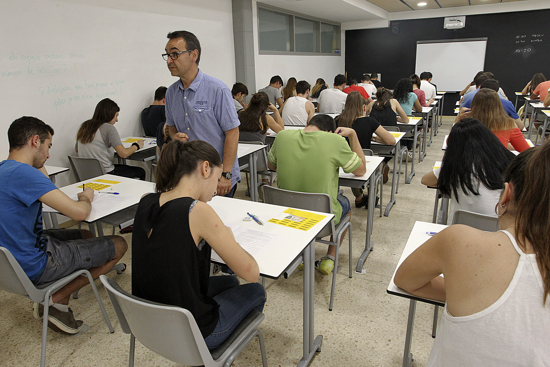 Estudiants durant un examen