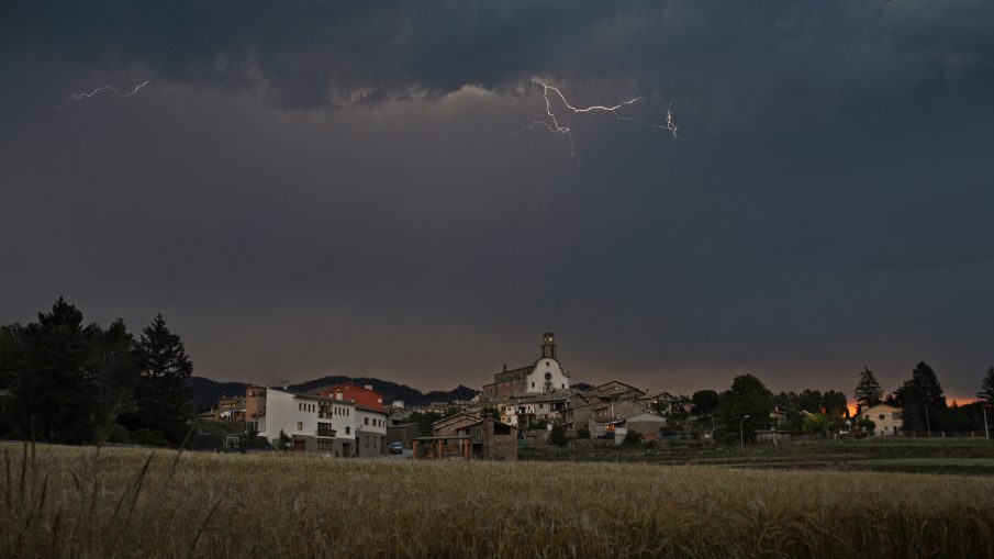 Espectacular foto d'un llamp sobre Sant Boi de Lluçanès, aquest dijous