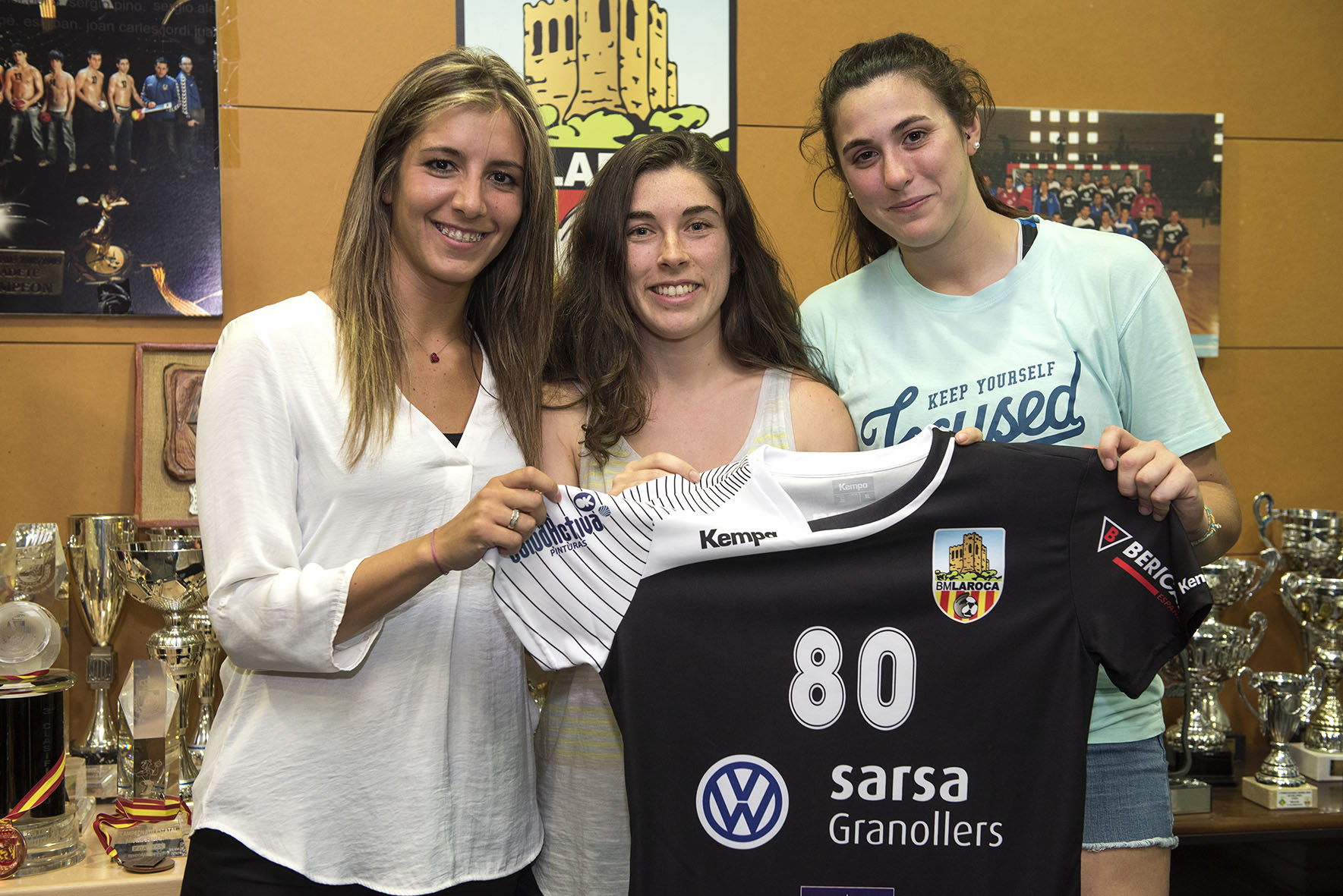 D'esquerra a dreta, Vanesa Zafra, Alba Sevilla i Lorena Ramírez, amb la samarreta del seu nou club