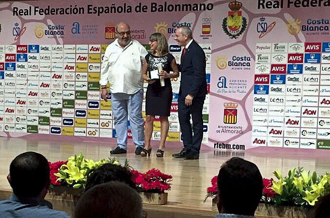 Montse Serra en el moment de rebre el premi