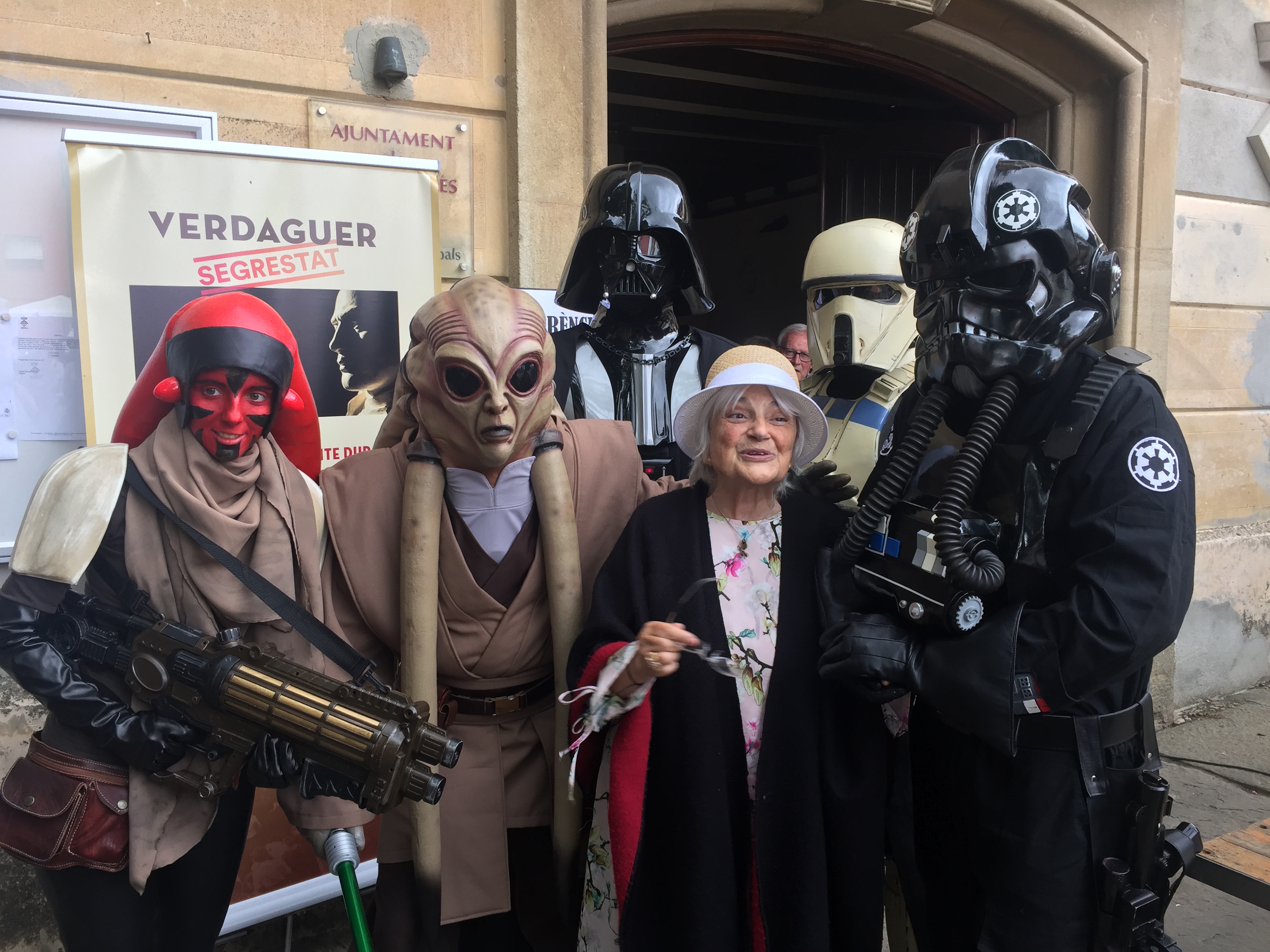 Pilarin Bayés, amb alguns dels personatges d'Star Wars, aquest diumenge a Folgueroles