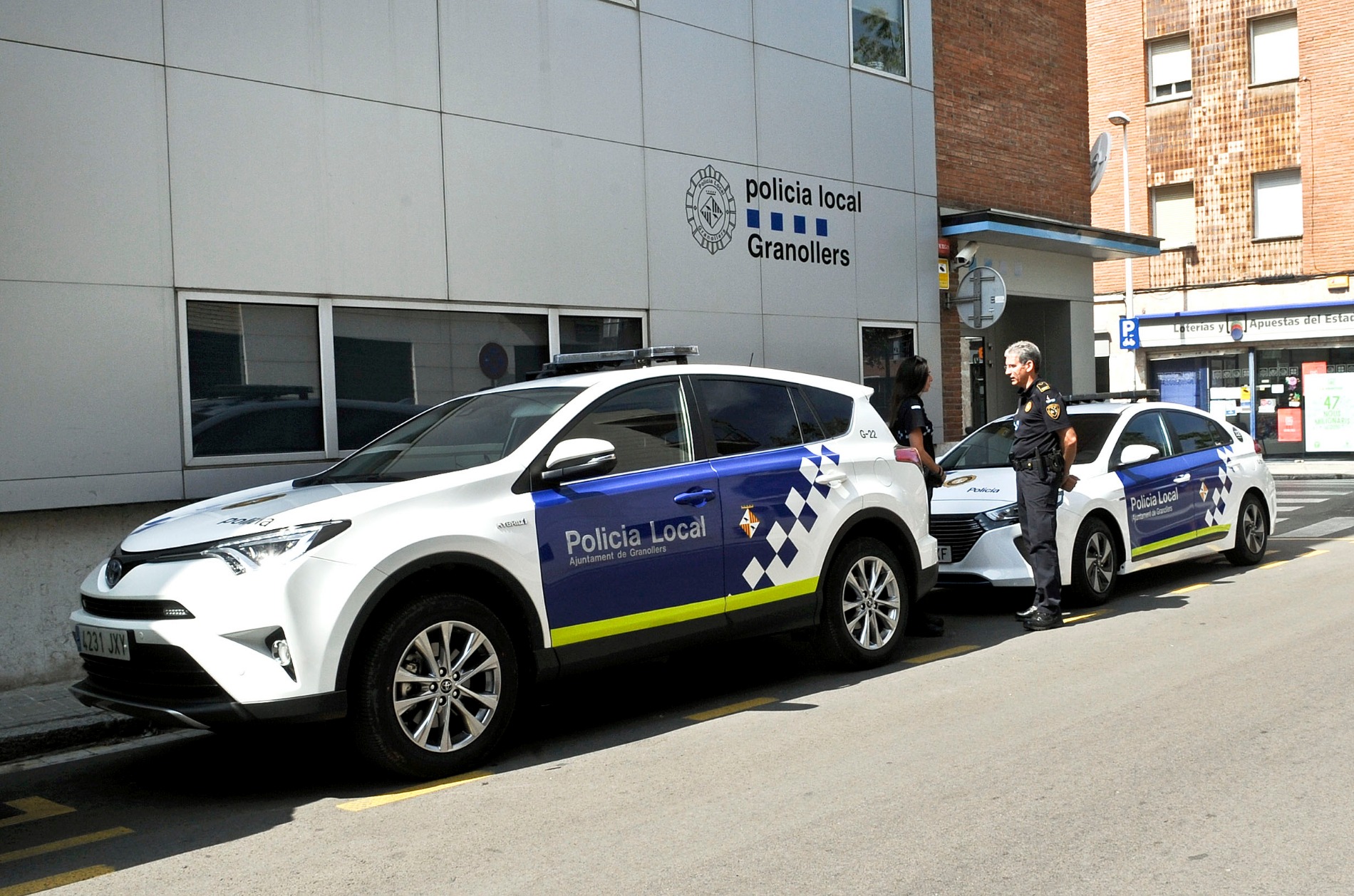 Dos dels tres nous vehicles híbrids de la Policia Local de Granollers