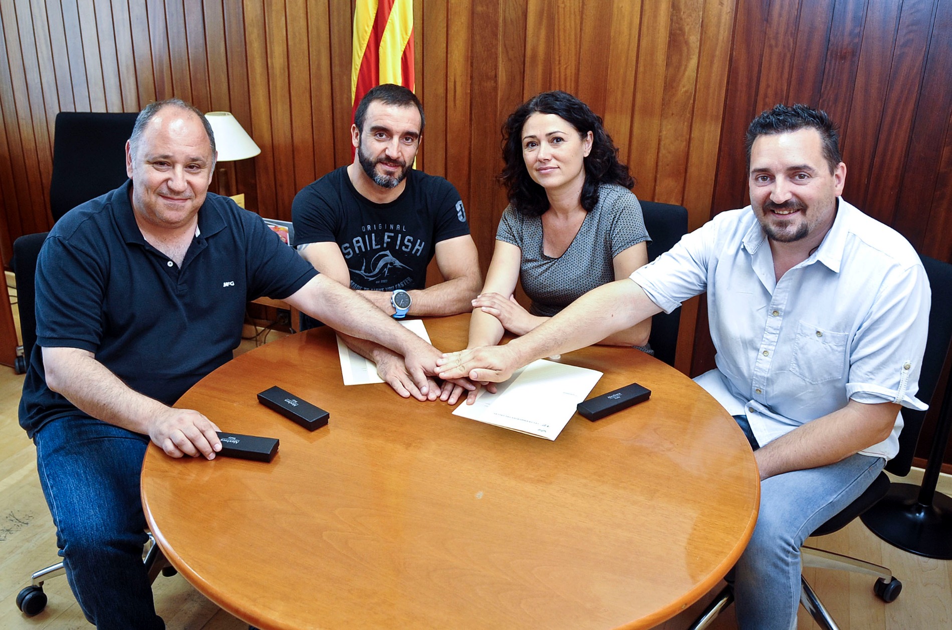 Jordi Madera, amb l'alcalde, Berta Trillo, i el regidor d'Esports, Juan Antonio Corchado