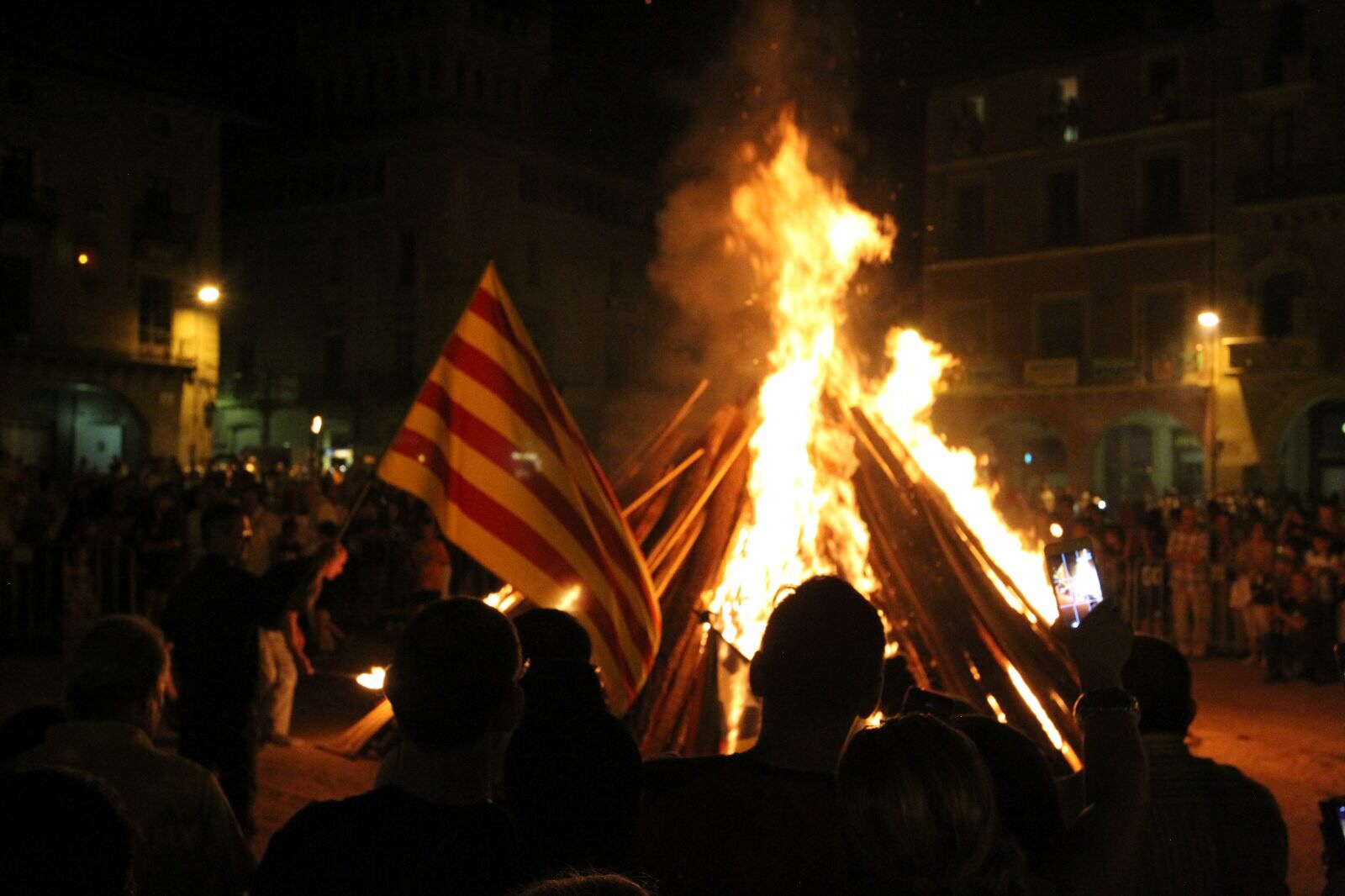 Foguera de Sant Joan a la plaça Major de Vic