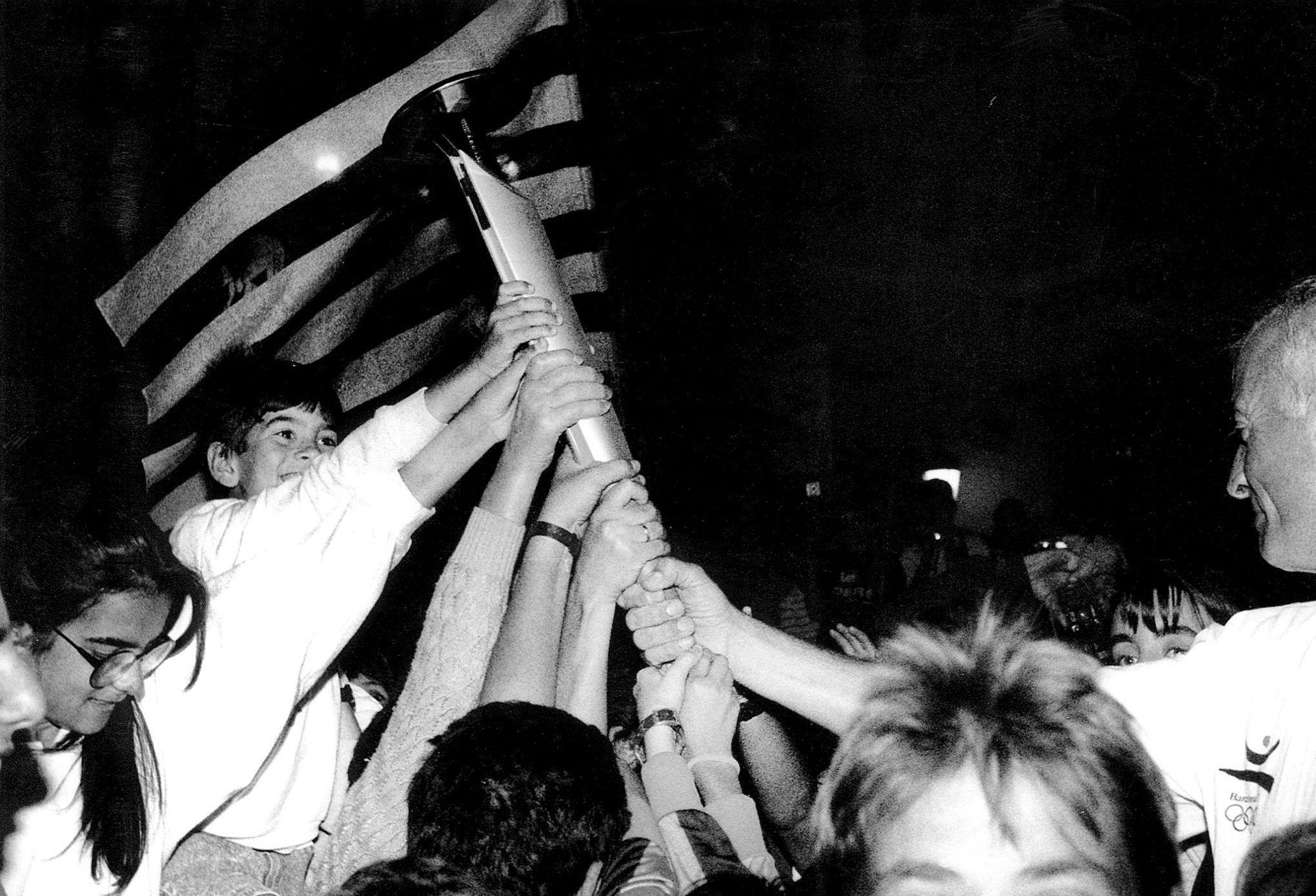 El públic toca la torxa als carrers de Mollet, el 15 de juny de 1992, minuts després que el foc olímpic arribés a la comarca