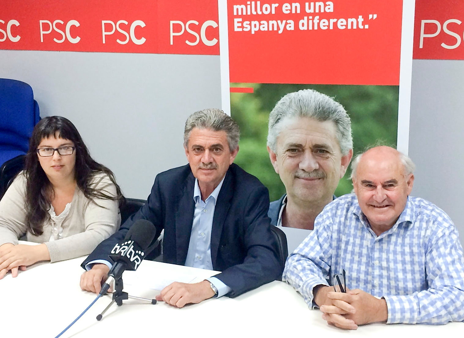 Anna Belén Avilés i Carlos Fernández flanquegen Rafel Bruguera en un acte electoral del PSC