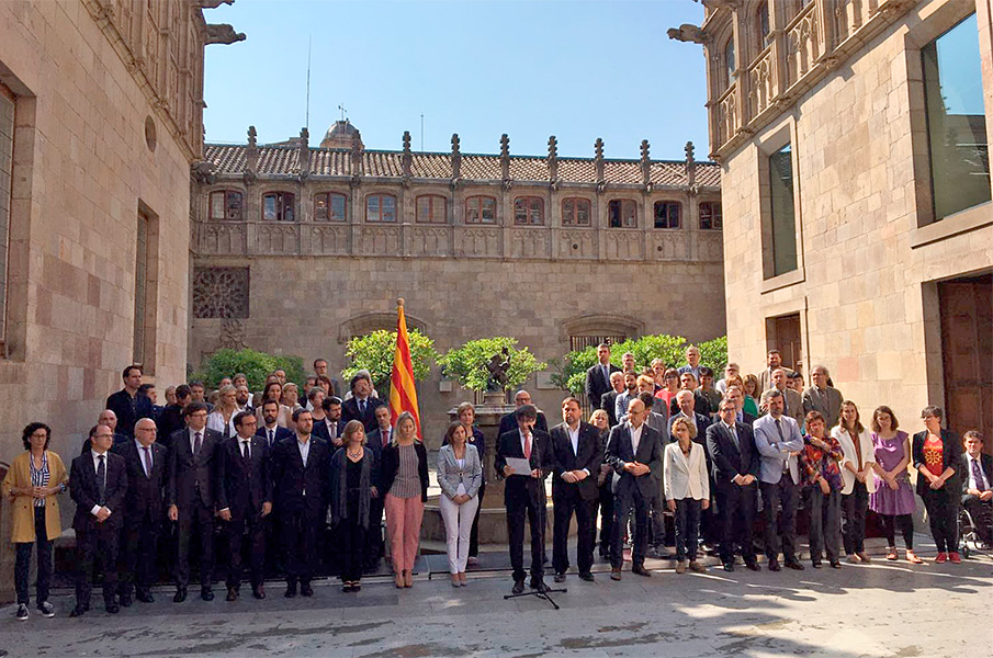 La compareixença de Puigdemont acompanyat dels diputats i els consellers del Govern