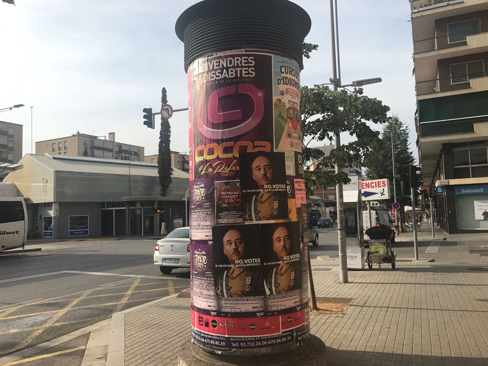 Cartells en un dels espais publicitaris de l'avinguda del Parc