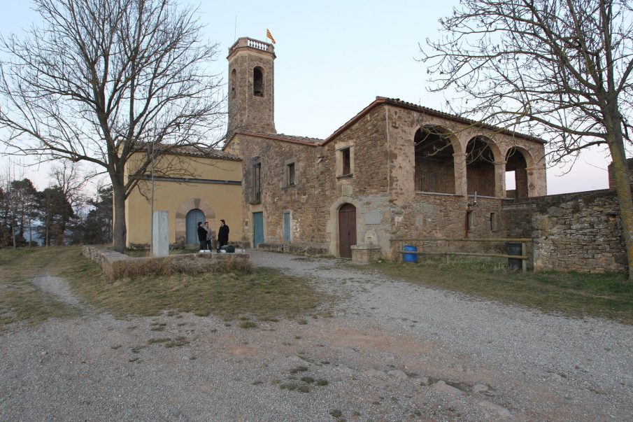 L'ermita de Sant Sebastià està situada en un dels espais més privilegiats de la plana de Vic, sobre un turó de 770 metres d'altitud