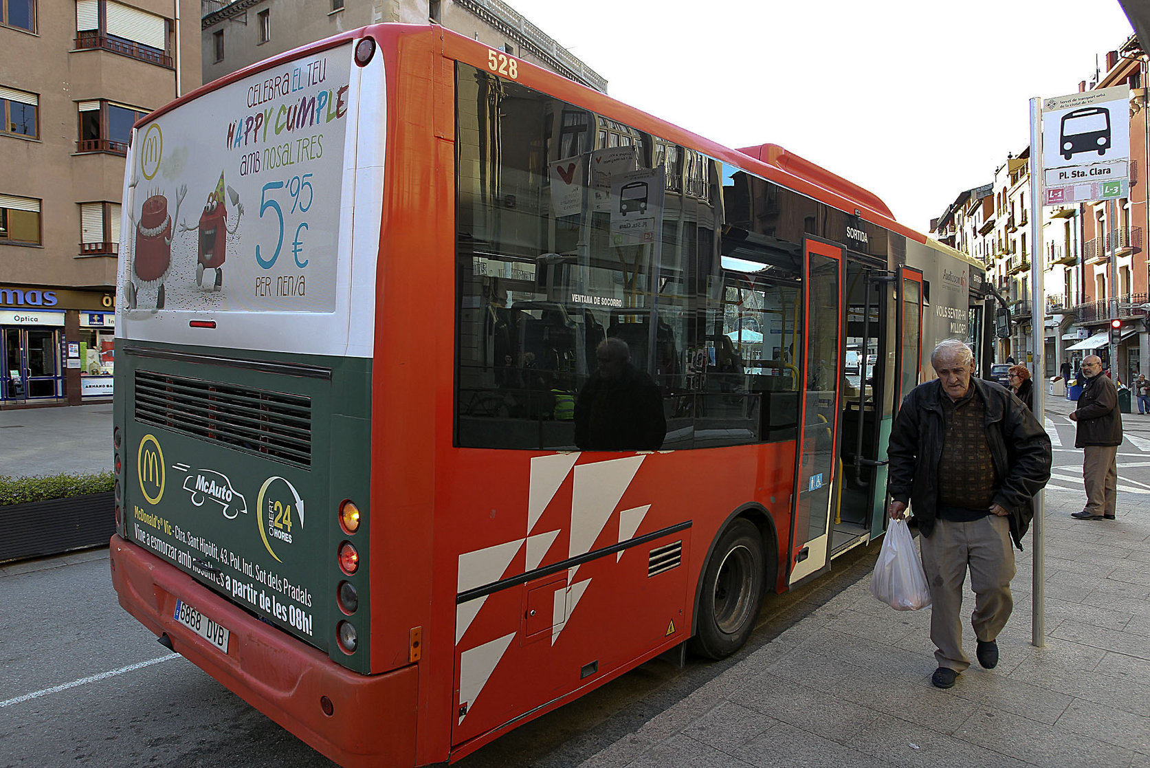 El bus urbà de Vic aturat a la plaça de Santa Clara