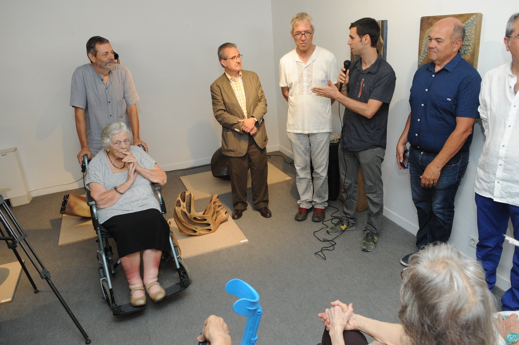 Agnès Vendrell, a l'esquerra, en una exposició retrospectiva de l'obra del seu marit a Argentona, l'any 2015