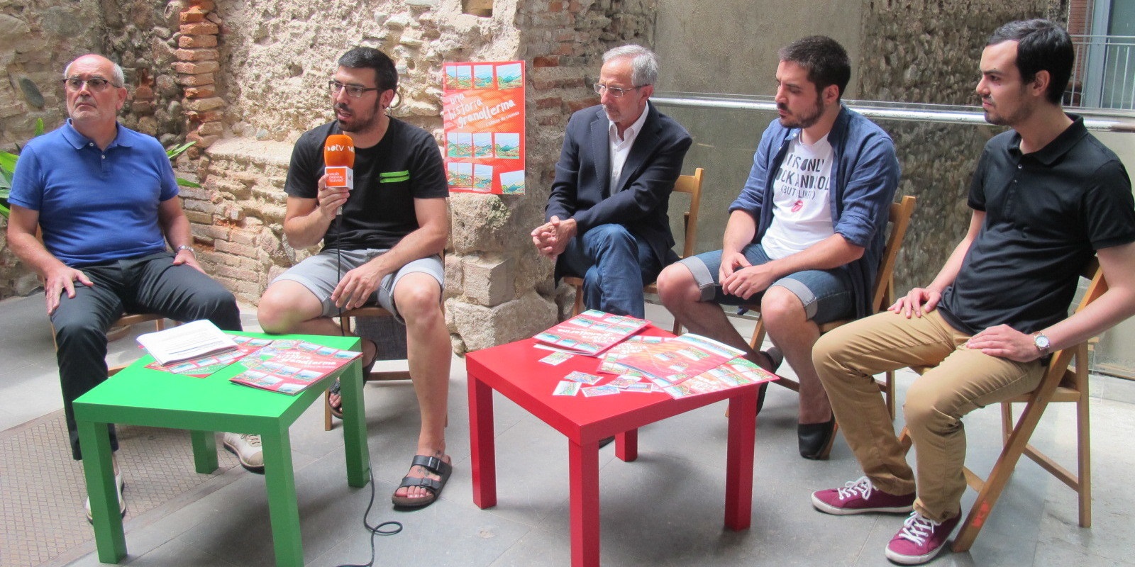 Responsables municipals, amb l'alcalde i els autors del llibre, Pau Farell i Diego Sola