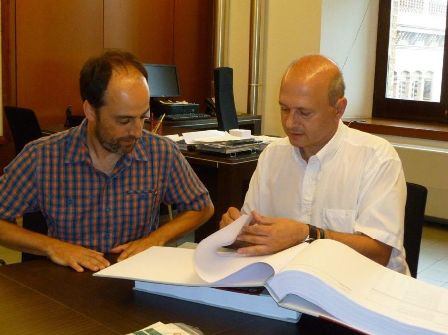 El diputat santperenc Jordi Fàbrega (dreta) ensenya el nou projecte a l'alcalde Àlex Montanyà