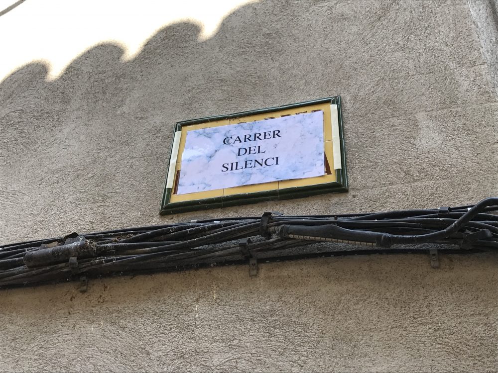 El cartell sobre la placa del carrer Rocaprevera de Torelló on hi ha el bar Atmosfera