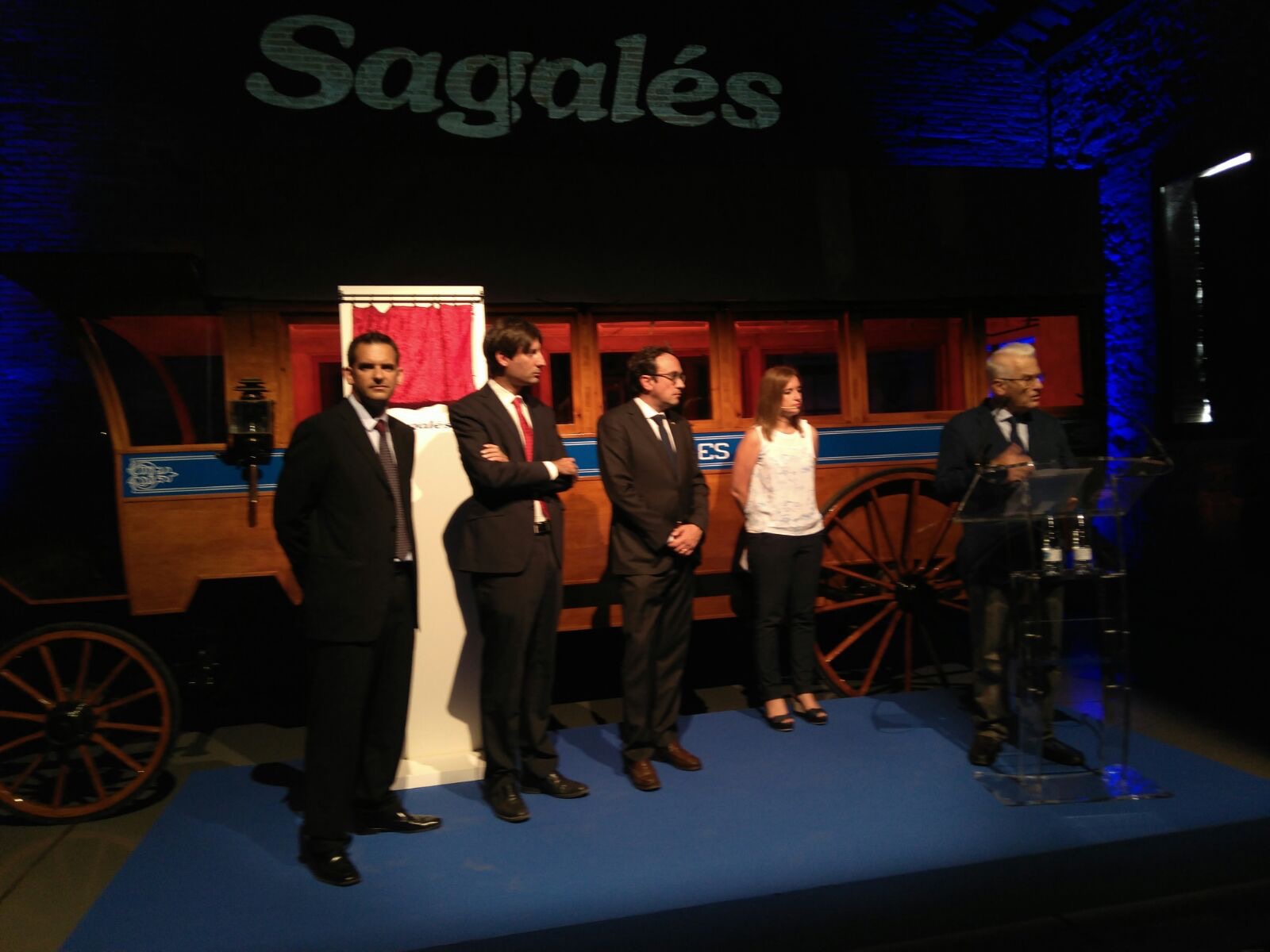 Representants de la família Sagalés amb Rull i l'alcalde de Caldes