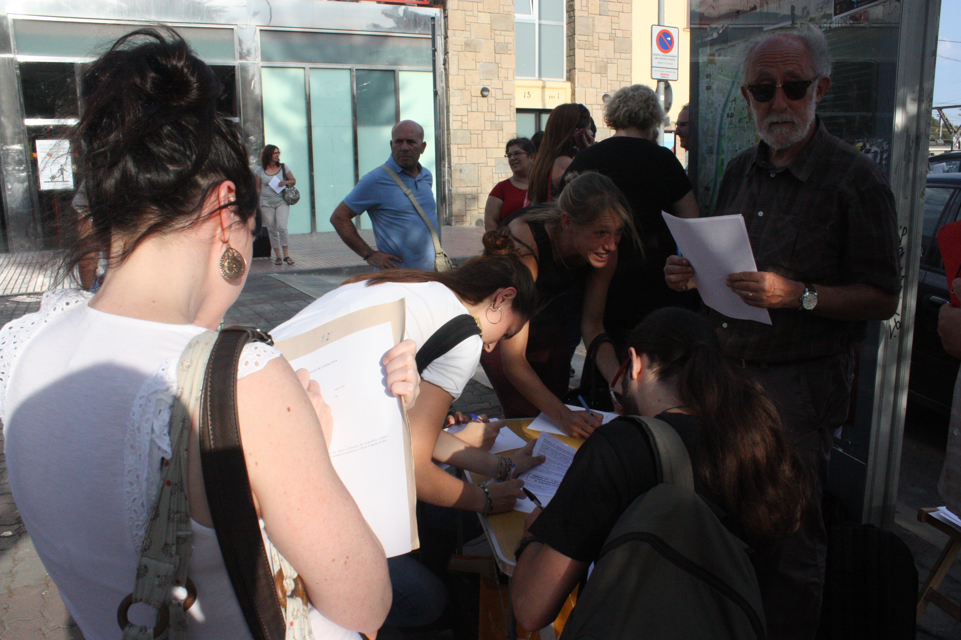 La recollida de signatures aquest dilluns a la porta de Granollers-Centre