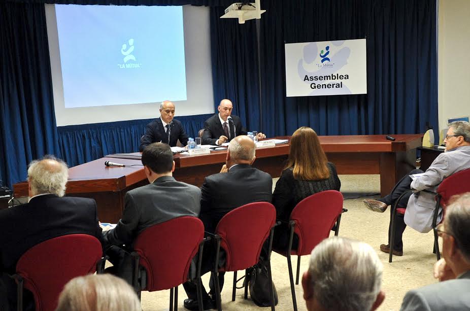 Un moment de l'assemblea que va aprovar la creació del fons social, amb el director general, Josep Rius, i el president, Jaume Bages al fons