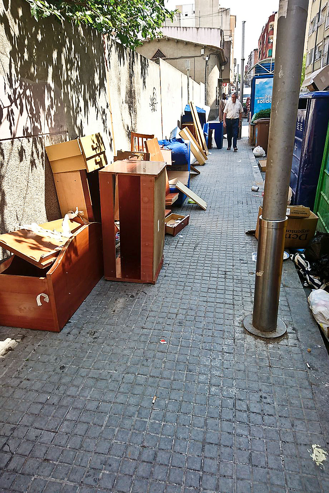 Mobles vells en un carrer de Mollet