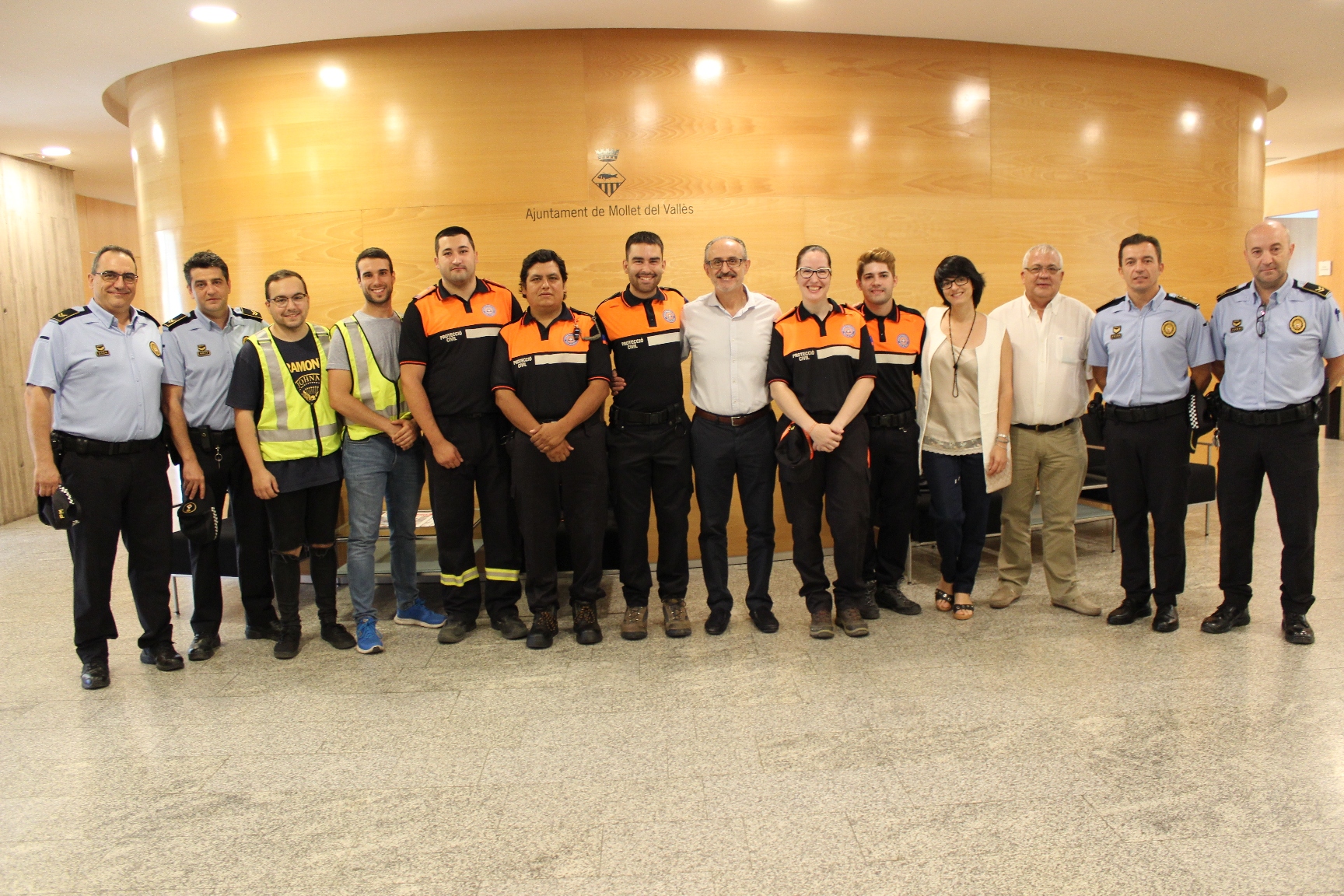 Els membres de Protecció Civil amb l'alcalde, el regidor Garzón i membres de la policia