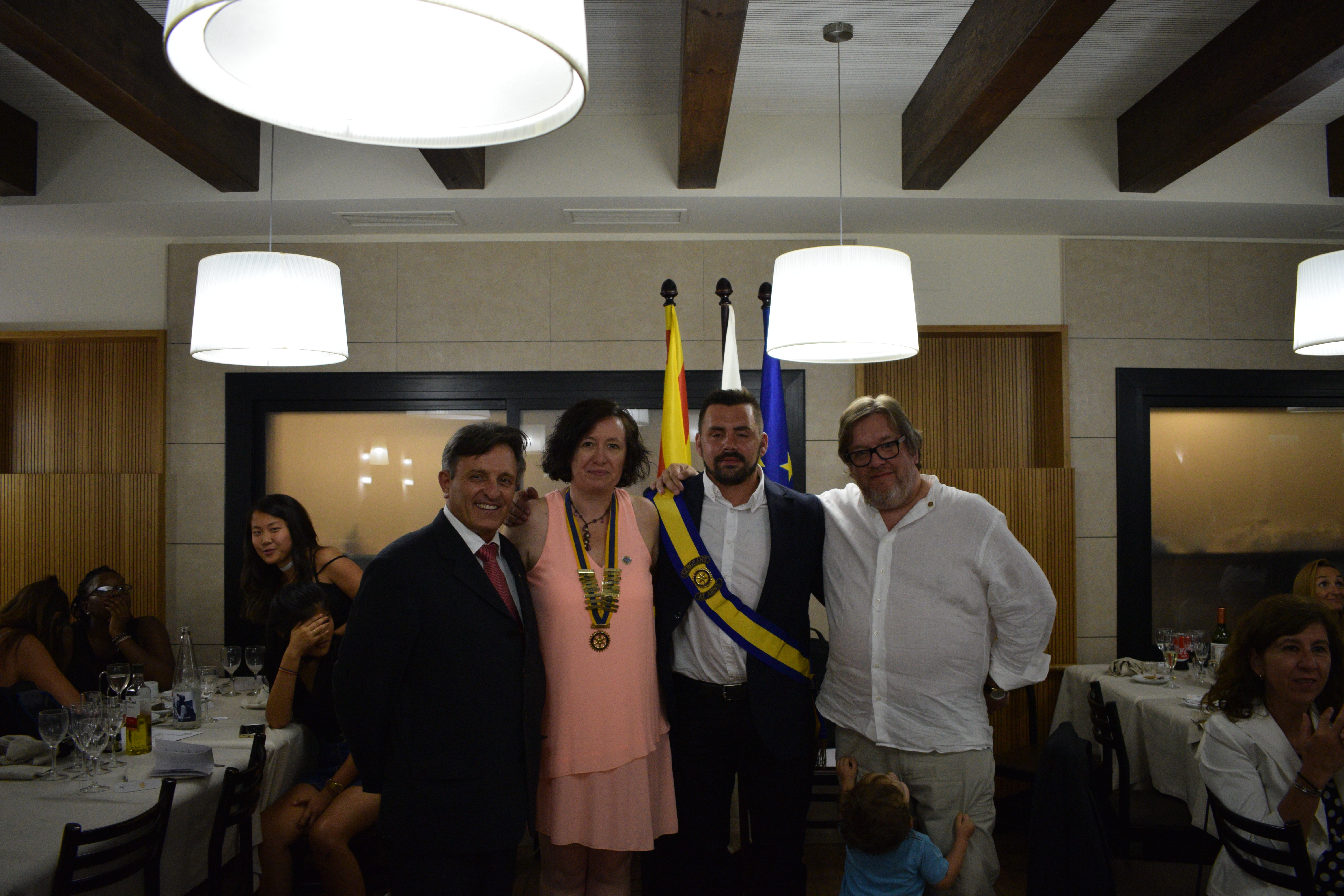 La junta directiva de Granollers, amb Sandra Pascual, segona per l'esquerra, i el fins ara president, Jaume Guinot, a la dreta