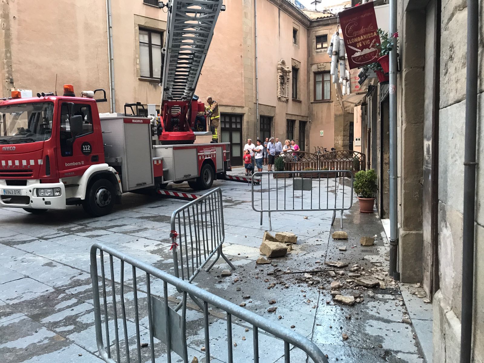 Bombers treballant a la façana afectada