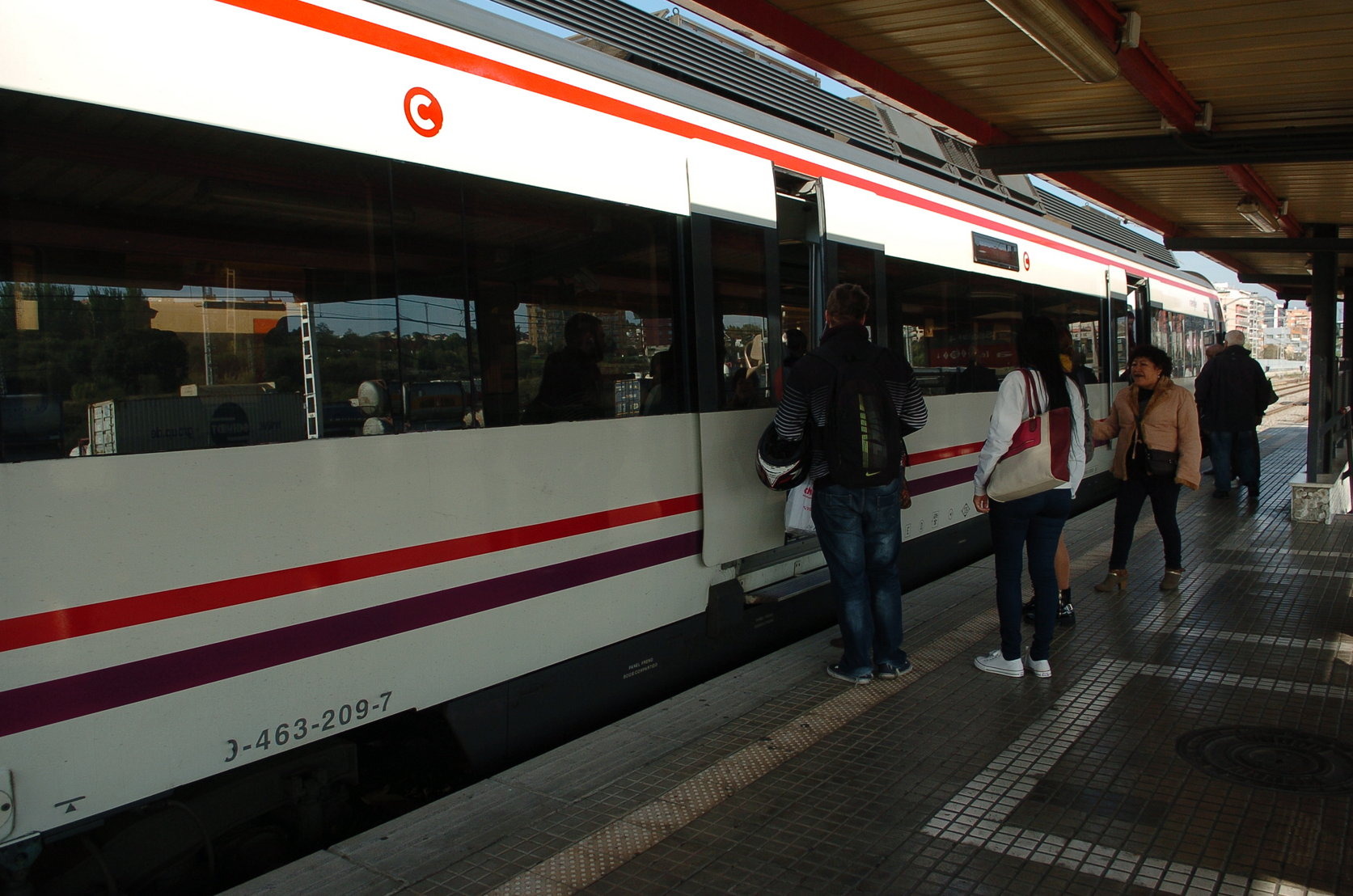 Usuaris pujant a un tren de rodalies a l'estació de Granollers-Centre en una imatge d'arxiu