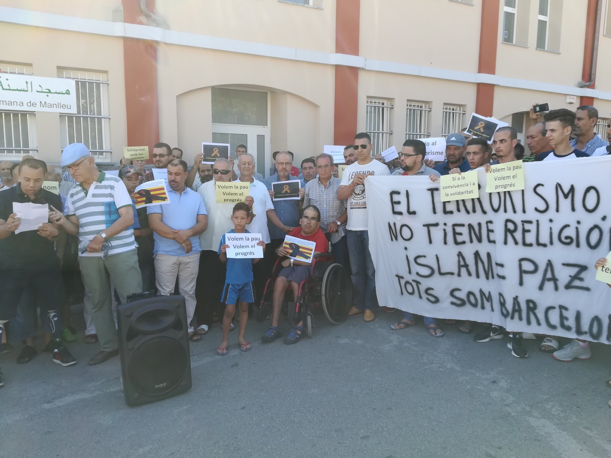 Els concentrats davant la mesquita de Manlleu lluïen pancartes i cartells de repulsa al terrorisme