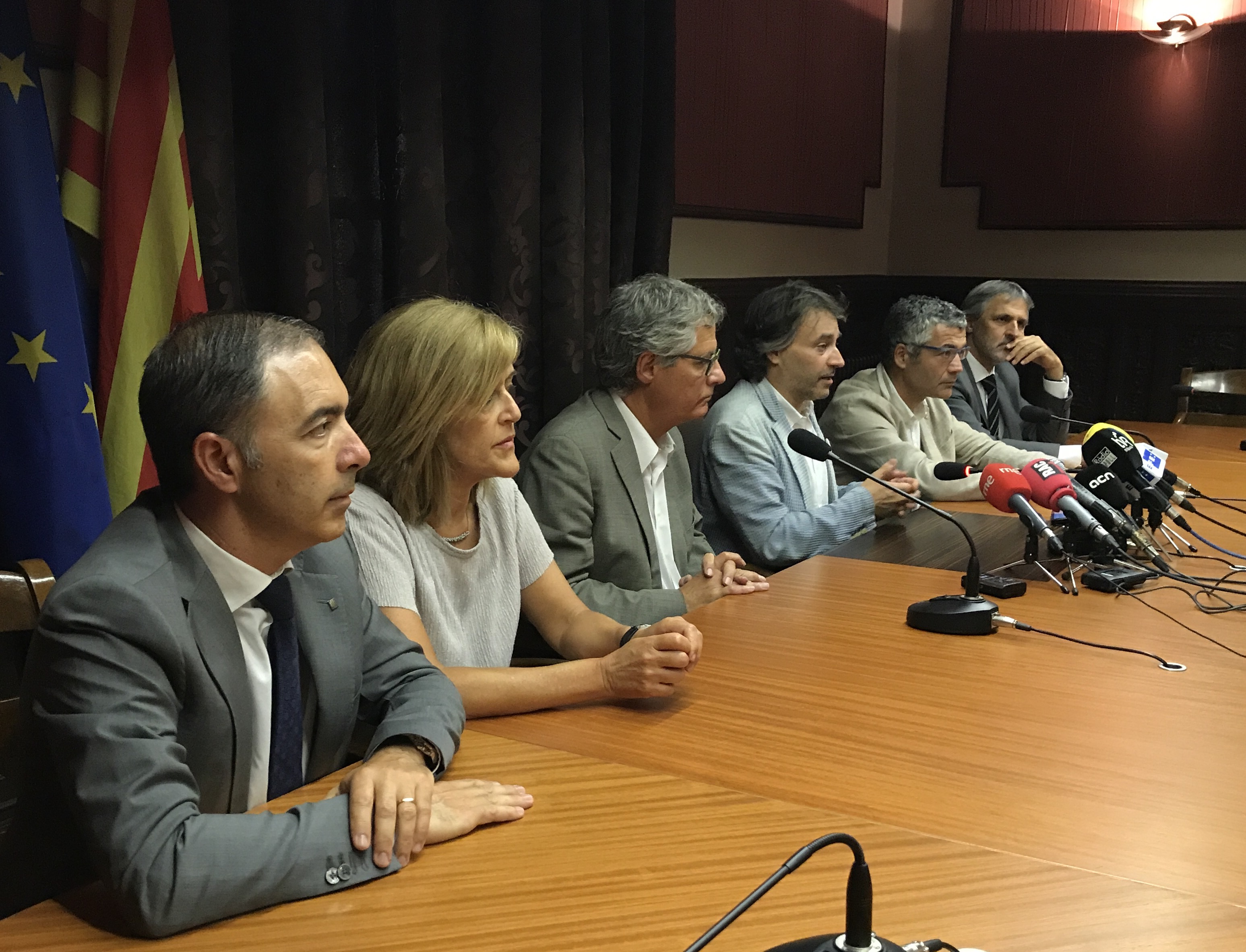 L'alcalde Jordi Munell, al centre, amb representants de la Generalitat aquest dilluns al vespre a Ripoll
