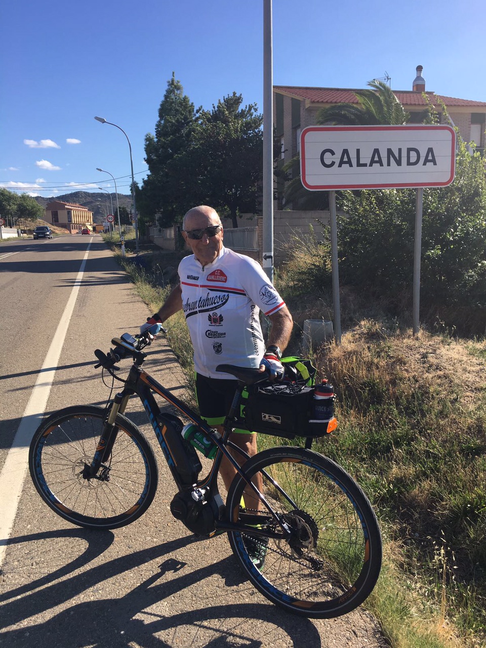 Manel Gascón a la seva arribada a Calanda, encara equipat de ciclista