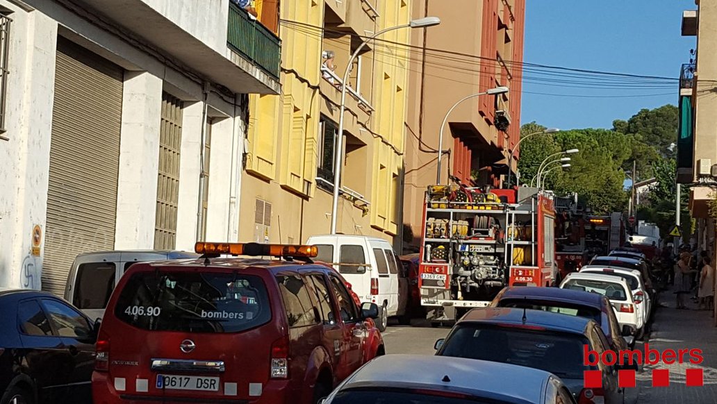 Sis dotacions dels bombers van participar a l'extinció de l'incendi en un pis de Montmeló aquest dimarts