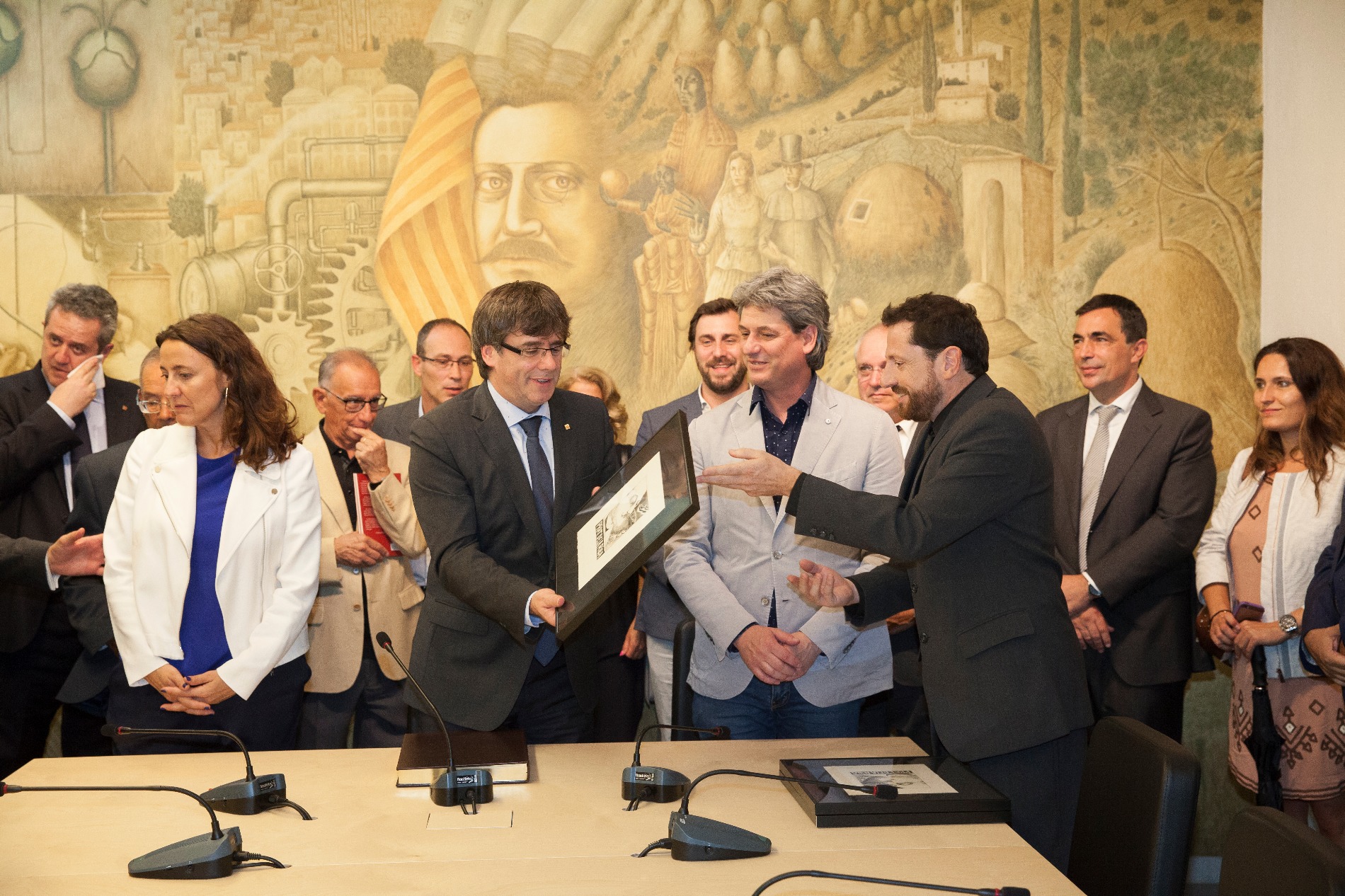 Carles Puigdemont i la resta d'autoritats a la sala de plens dedicada ara a Prat de la Riba