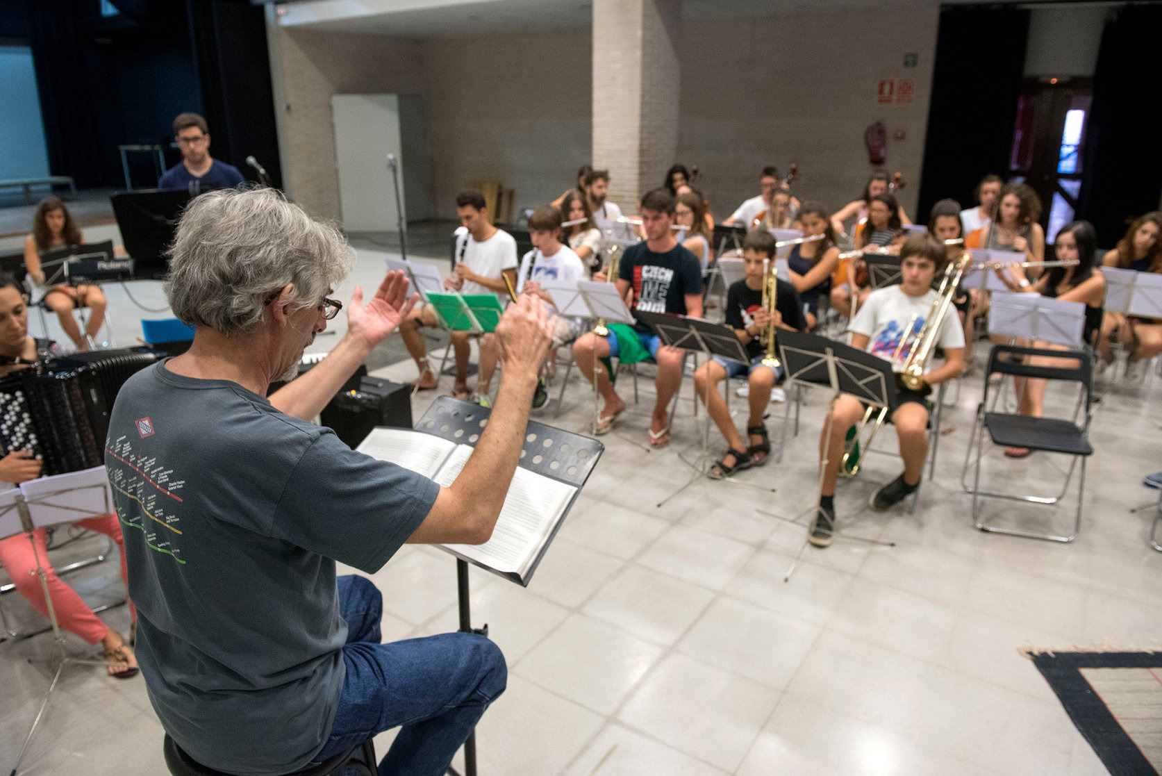El director de l'orquestra, Josep Maria Aparicio, dirigeix la formació en un assaig previ a la festa major de l'any passat