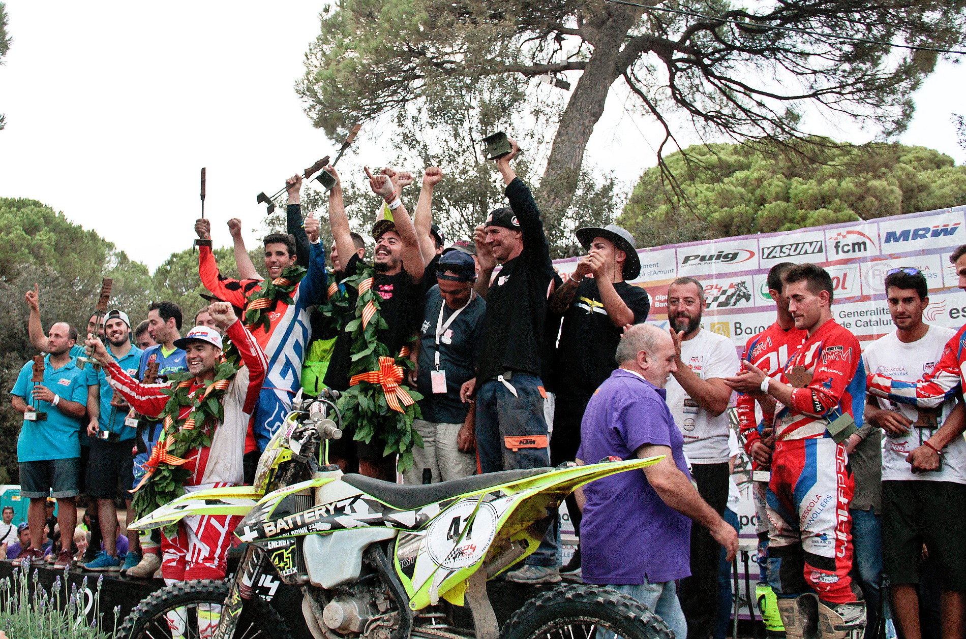 Els membres del 41 Team, d'Aleix Espargaró, celebren la victòria