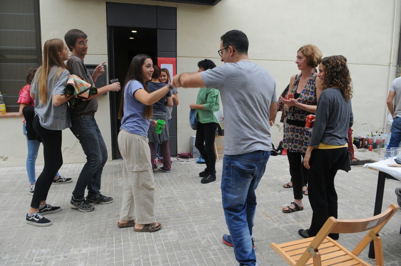Assistents a la tancada de l'Escola de Música de la Garriga participen en una activitat de ball