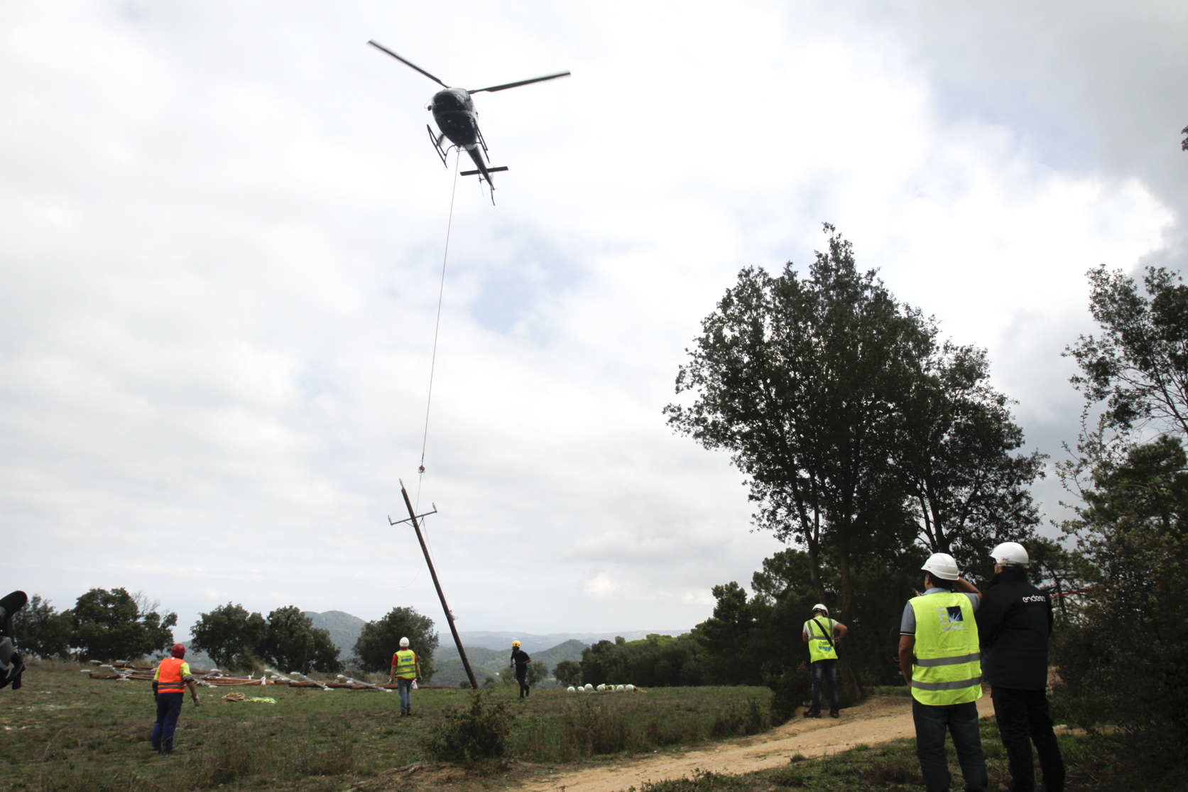 L'helicòpter retira un dels pals a la zona on s'estan fent els treballs de millora de la xarxa