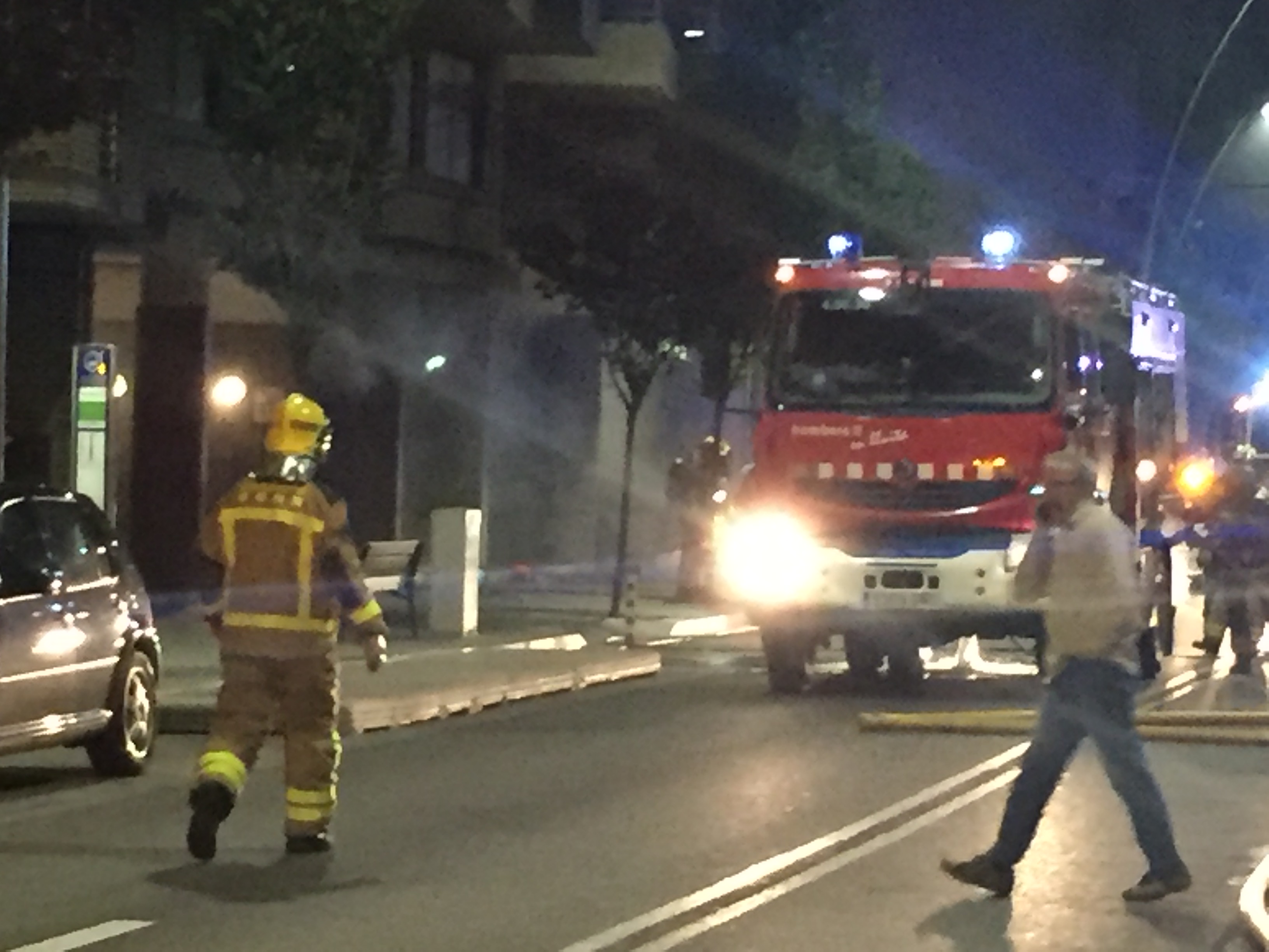 Els bombers actuant aquest dijous a la nit al carrer Girona