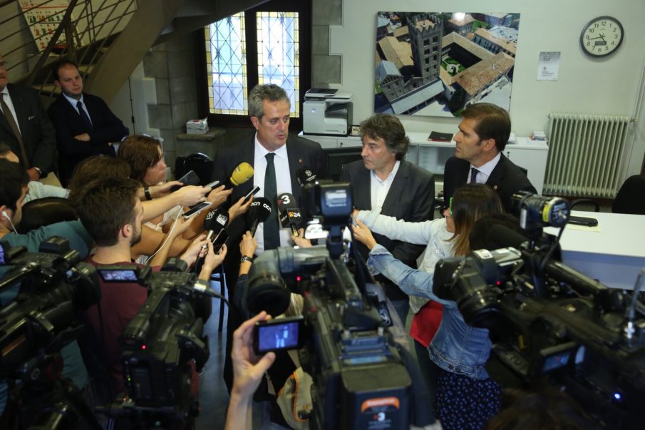 Forn, acompanyat de l'alcalde de Ripoll, Jordi Munell, compareix davant els mitjans
