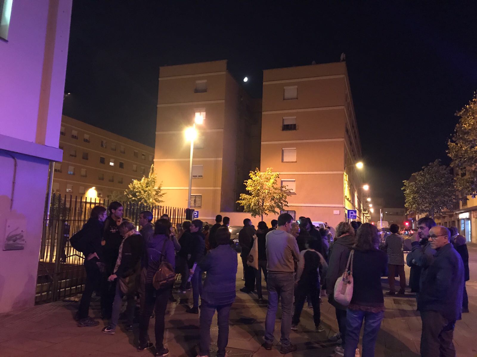 Persones concentrades aquest divendres al vespre davant l'escola Puig-Agut