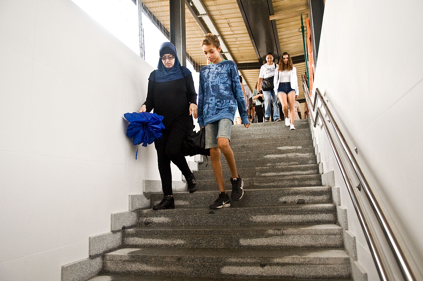Uns viatgers fan servir el pas inferior per canviar d'andana a l'estació de Granollers centre