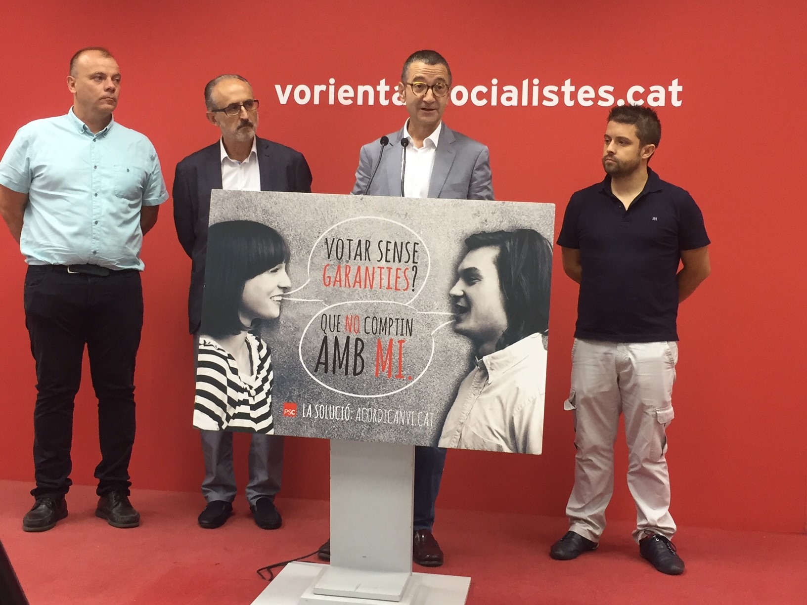 Jordi Terrades intervé en la presentació, amb els alcaldes Emilio Cordero i Josep Monràs a l'esquerra, i el primer secretari comarcal, Jonatan Martínez, a la dreta