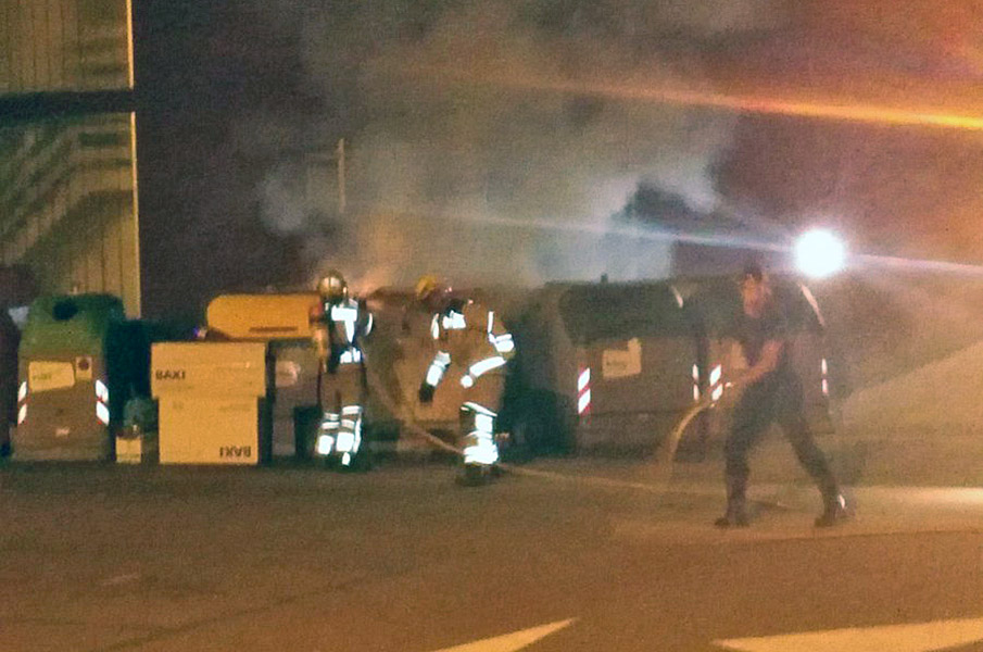 Els bombers apaguen un contenidor al Mercat Municipal de Torelló durant l'agost