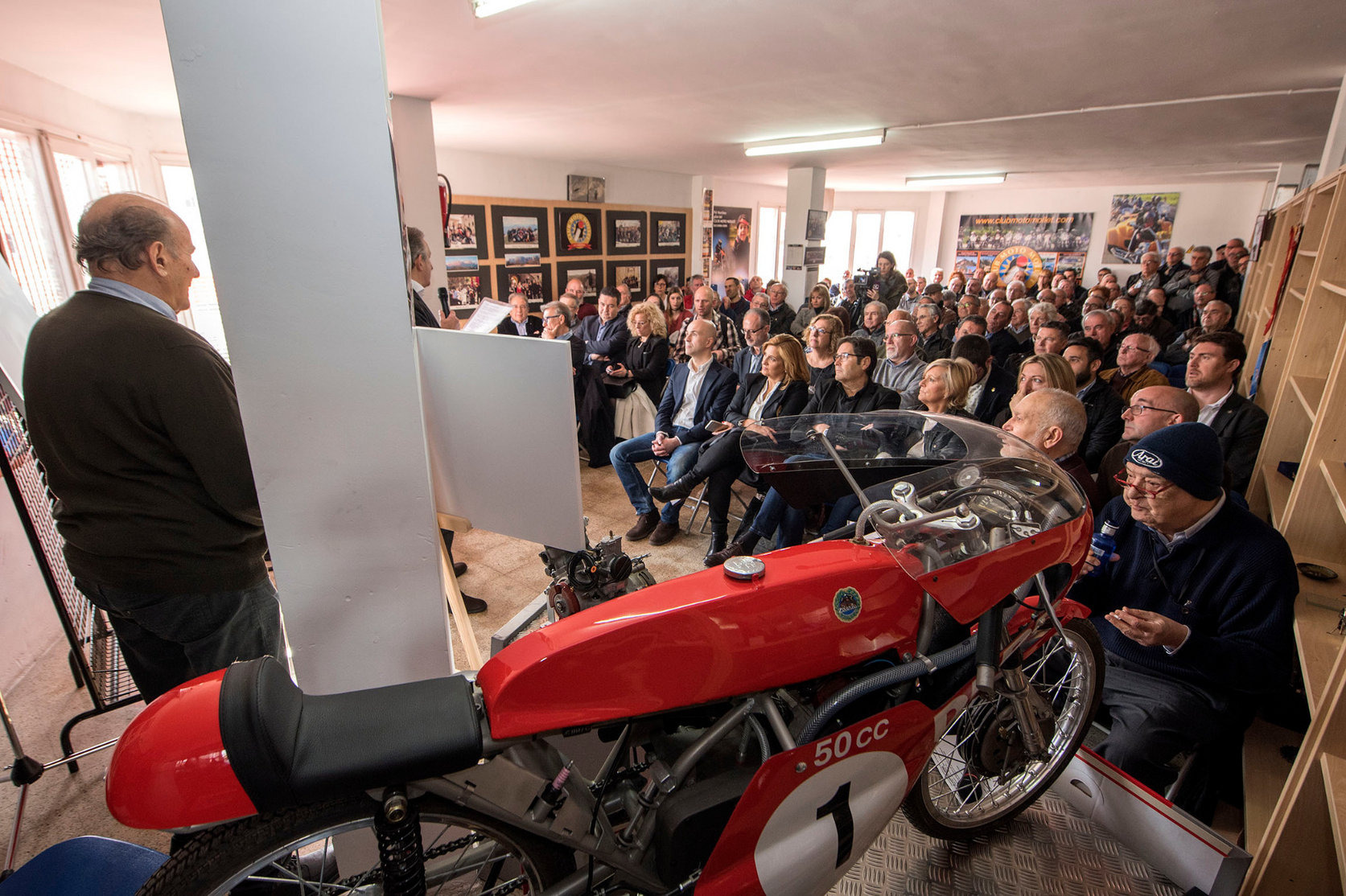 El Museu Isern va acollir un homenatge al mecànic de Derbi Paco Tombas