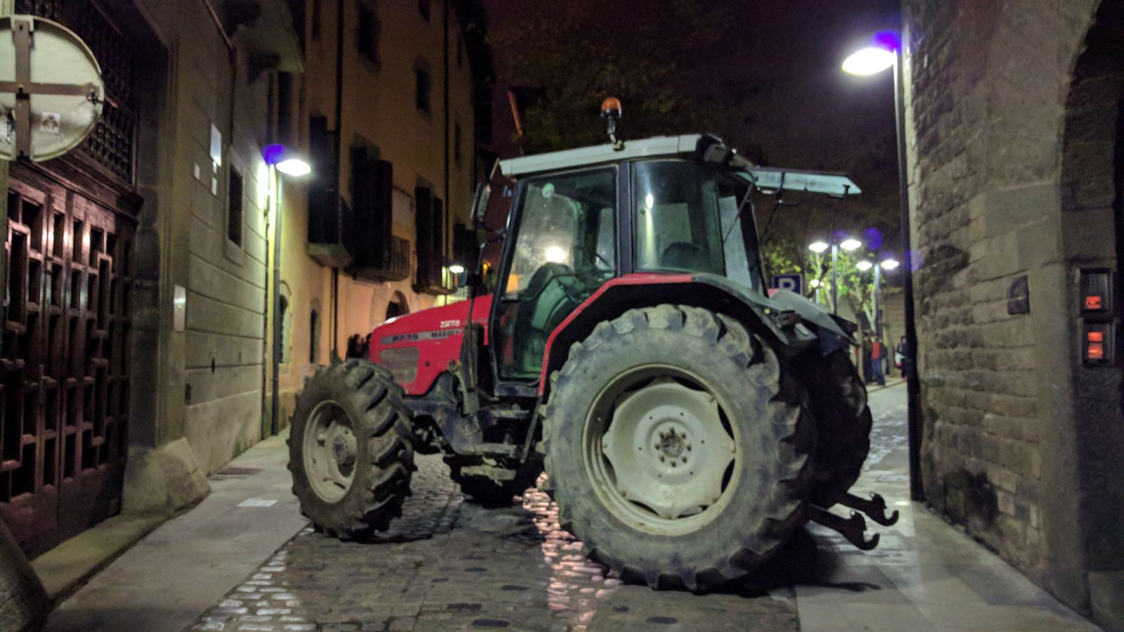 Un tractor impedeix l'accés de vehicles al Palau Bojons